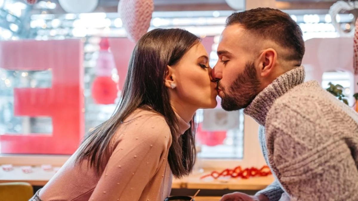 The Screen Between Us: How Smartphones Are Redefining Romance and Connection in Modern Dating